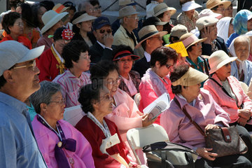 San Francisco  USA  Koreaner beobachten eine Veranstaltung