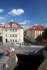 Prag  Hlavni mesto Praha  Tschechien - Certovka auf der Kleinseite. Blick von der Karlsbruecke.