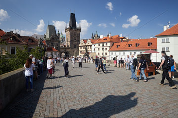 Prag  Hlavni mesto Praha  Tschechien - Auf der Karlsbruecke. Touristen rund um den Kleinseiter Brueckenturm.