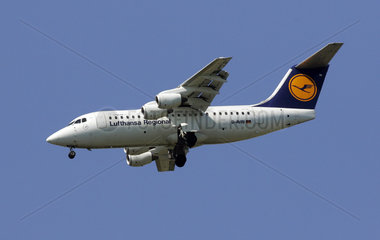 Hannover  Deutschland  Maschine der Fluggesellschaft Lufthansa in der Luft
