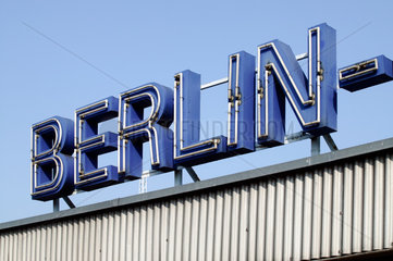 Berlin  Deutschland  die Buchstaben Berlin als Neon-Schriftzug am Bahnhof Lichtenberg