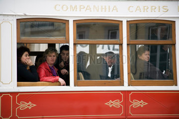 Lissabon  Portugal  Strassenbahn am Praca Luis de Camoes