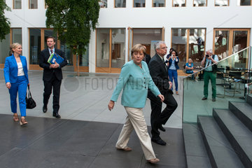 Berlin  Deutschland  Regierungssprecher Steffen Seibert und Bundeskanzlerin Dr. Angela Merkel  CDU
