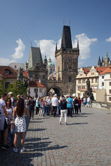 Prag  Hlavni mesto Praha  Tschechien - Auf der Karlsbruecke. Touristen rund um den Kleinseiter Brueckenturm.