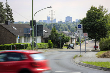 Essen  Ruhrgebiet  Strassenszene mit Auto in der Essener Nordstadt
