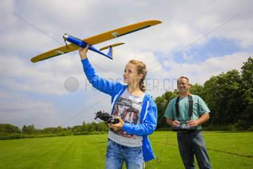 Essen  Ruhrgebiet  Hallopark  Maedchen beim Flugmodell-Sport-Unterricht