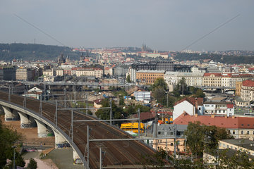 Prag  Hlavni mesto Praha  Tschechien - Blick auf Karlin. Die Altstadt und Burgberg im Hintergrund.