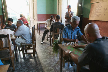 Santiago de Cuba  Maenner spielen Schach