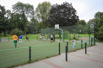 Essen  Ruhrgebiet  Jugendliche spielen Fussball auf dem Bolzplatz im Kaiser-Wilhelm-Park