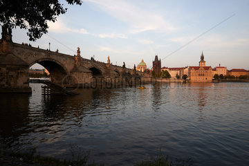 Prag  Hlavni mesto Praha  Tschechien - Moldau und Karlsbruecke. Stadtansicht mit Blick auf die Altstadt.