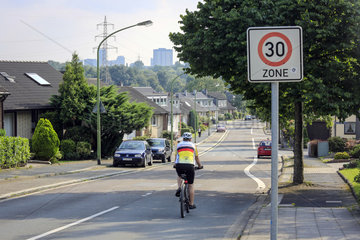 Essen  Ruhrgebiet  30-Zone  Fahrradstrasse mit Radfahrer in der Essener Nordstadt