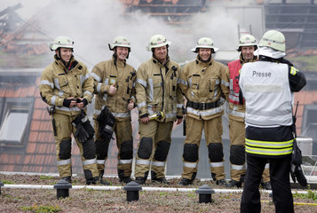 Berlin  Deutschland  Feuerwehrmaenner nach dem Eisatz bei einem Dachstuhlbrand