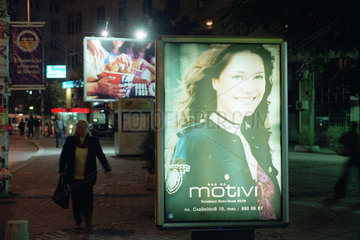 Leuchtreklame von motivi bei Nacht an einer Strasse in Sofia