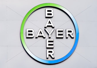 Berlin  Deutschland  das Firmenlogo des Pharmaunternehmens Bayer