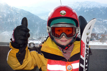 Tirol  ein Kind lernt im Urlaub Skifahren
