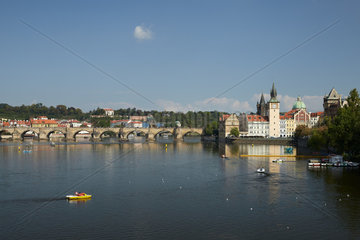 Prag  Hlavni mesto Praha  Tschechien - Moldau und Karlsbruecke. Stadtansicht mit Blick auf die Altstadt.