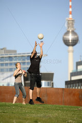 Berlin  Jugendliche spielen im Spreebogenpark  im Hintergrund der Fernsehturm