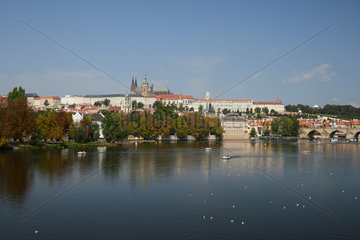 Prag  Hlavni mesto Praha  Tschechien - Moldau und Prager Burg. Stadtansicht mit der Kleinseite und dem Burgberg.
