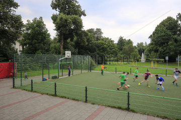 Essen  Ruhrgebiet  Jugendliche spielen Fussball auf dem Bolzplatz im Kaiser-Wilhelm-Park