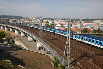 Prag  Hlavni mesto Praha  Tschechien - Blick auf Karlin. Die moderne Eisenbahnbruecke ist die Hauptverbindung fuer Zuege zum Hauptbahnhof.