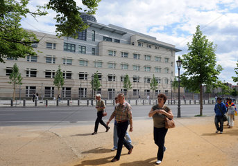 Berlin  Deutschland  Passanten vor dem Neubau der US-Botschaft