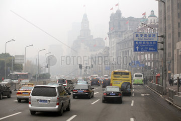 Shanghai  Berufsverkehr in der Innenstadt auf dem Bund im Nebel
