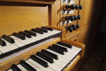 Die Tastaturen einer Orgel
