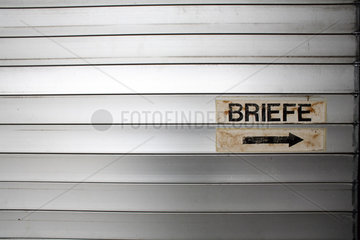 Berlin  Hinweisschild an verschlossenem Rolltor -Briefe rechts-