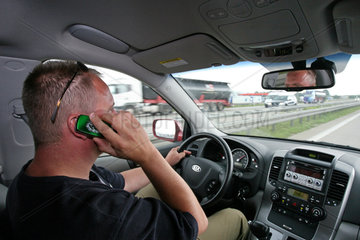 Berlin  Autofahrer telefoniert ohne Freisprechanlage auf der Autobahn mit seinem Mobiltelefon
