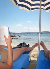 Sardinien  Paar beim Strandurlaub an der Costa Smeralda