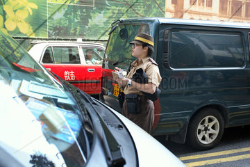Hong Kong  Polizistin stellt einen Strafzettel aus