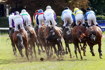 Iffezheim  Pferde und Jockeys im Rennen
