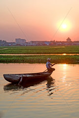 Phnom Penh  Kambodscha  kambodschanischer Junge auf einem Boot  Boeng Kak Lake