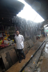 Sre Ambel  Kambodscha  kambodschanisch  Monsumregen kommt durch ein Loch in der Decke