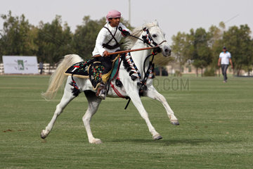 Dubai  Junge reitet mit einer Lanze in der Hand auf einem Arabischen Vollblutpferd