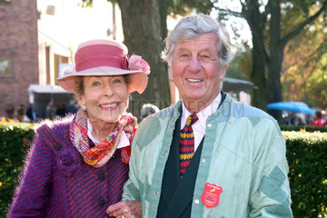 Hoppegarten  Deutschland  Unternehmer Albert Darboven mit Ehefrau Edda im Portrait