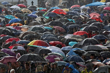 Hoppegarten  Deutschland  Menschenmenge bei Regenwetter