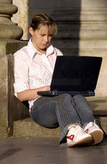Maedchen mit Laptop