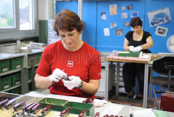 Schwyz  Schweiz  Frauen beim Zusammenbau von Victorinox Taschenmessern