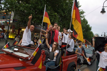 Deutschland im Schwarz-Rot-Gold Fieber  Autoparade auf dem Kudamm