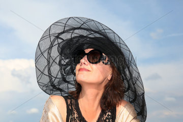 Iffezheim  Fashion  elegant gekleidete Frau mit Hut auf der Galopprennbahn