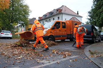 Berlin  Deutschland  Mitarbeiter der Berliner Stadtreinigung befreien eine Strasse vom Herbstlaub