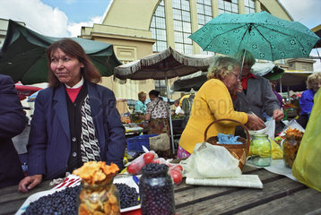 Marktgeschehen am Zentralmarkt in Riga  Lettland