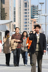 Peking  junge Leute auf dem Chang'an Boulevard