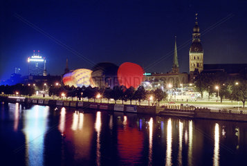 Blick auf die Altstadt von Riga bei Nacht  Lettland