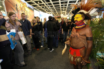 ITB Berlin 2007: Besucher fotografieren einen Mann aus Papua-Neuguinea