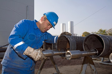 Landau  Deutschland  Arbeiter an den Pumpen des geothermischen Kraftwerks in Landau