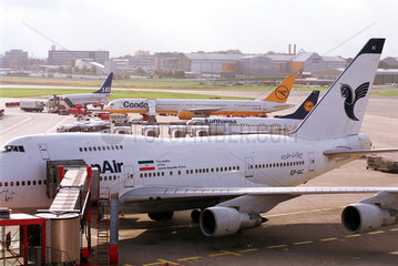 Hamburg  Deutschland  Flugzeuge auf dem Rollfeld des Flughafens