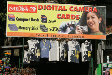 Kandy  Sri Lanka  ein Werbeschild fuer SanDisk Speicherkarten