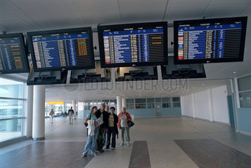 Fluggaeste an Anzeigetafeln der Flugverbindungen auf dem Flughafen  Prag  Tschechien